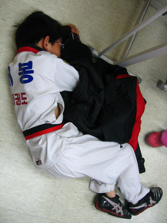 Leo came to class about 30 minutes early, straight from taekwando.  Usually he'd draw.  Or sleep. ^^